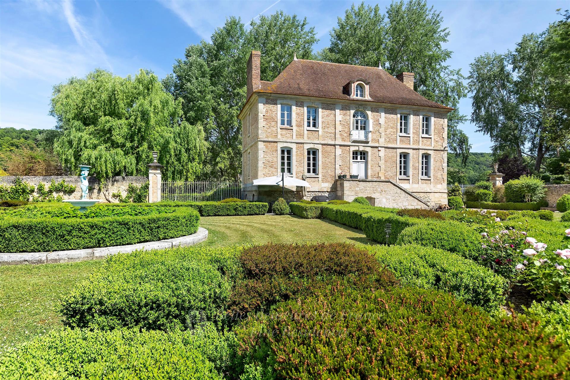 La Roche Guyon – An elegant partially listed 17th century property