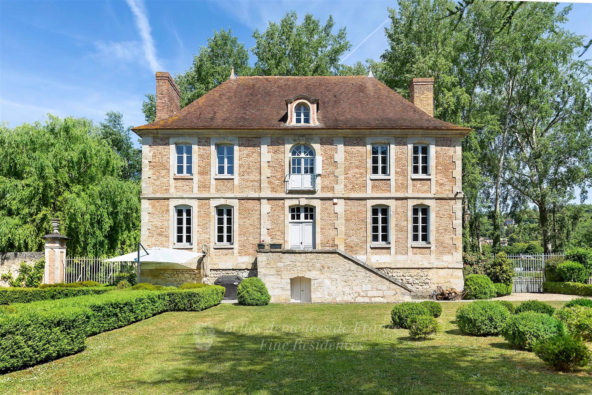 La Roche Guyon – An elegant partially listed 17th century property