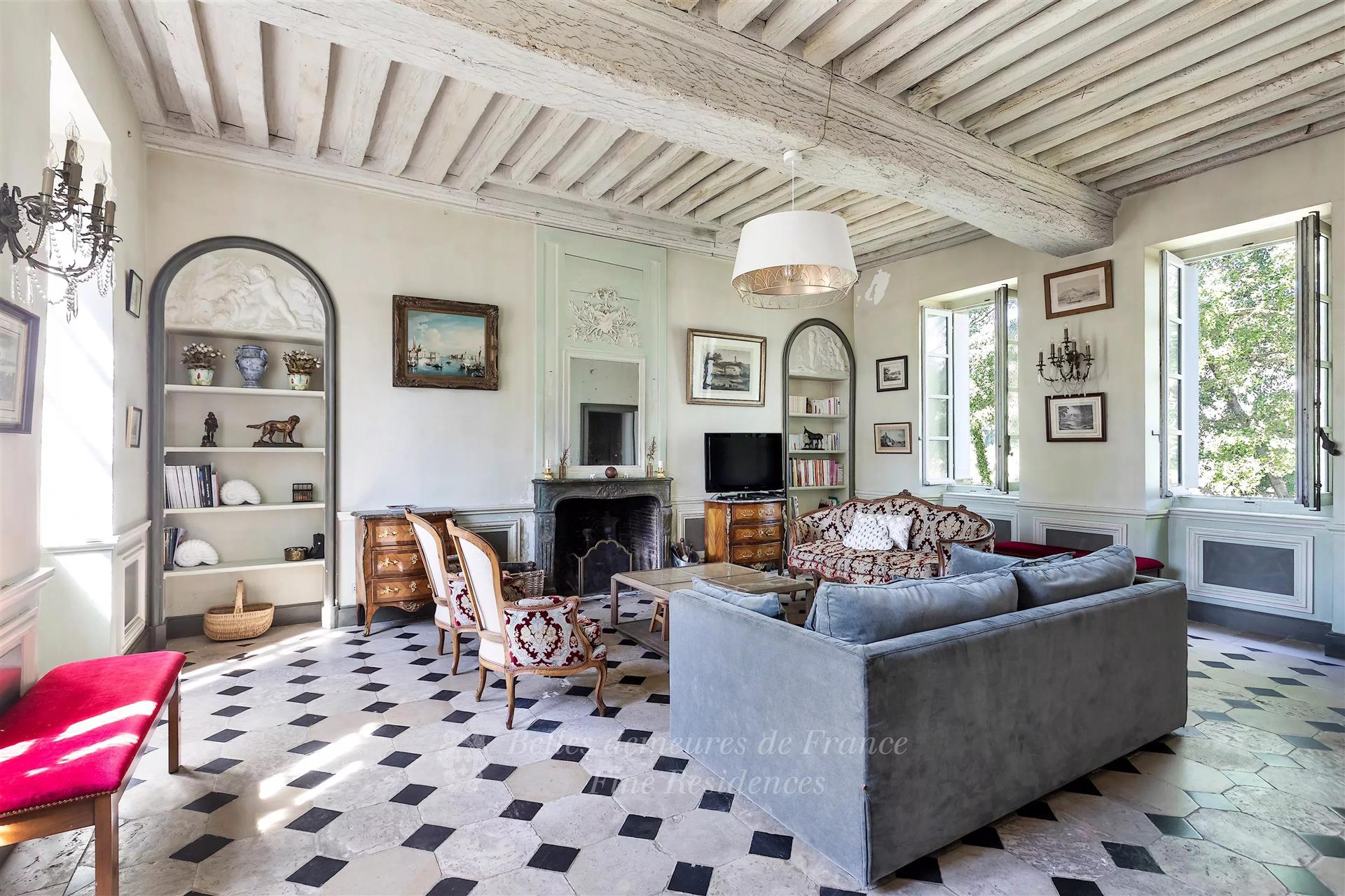 La Roche Guyon – An elegant partially listed 17th century property