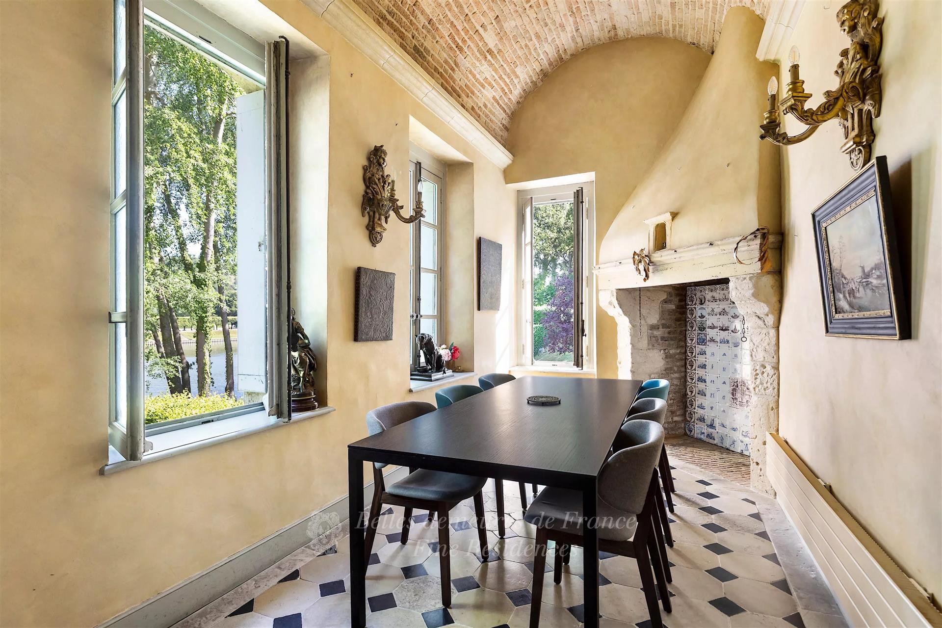 La Roche Guyon – An elegant partially listed 17th century property