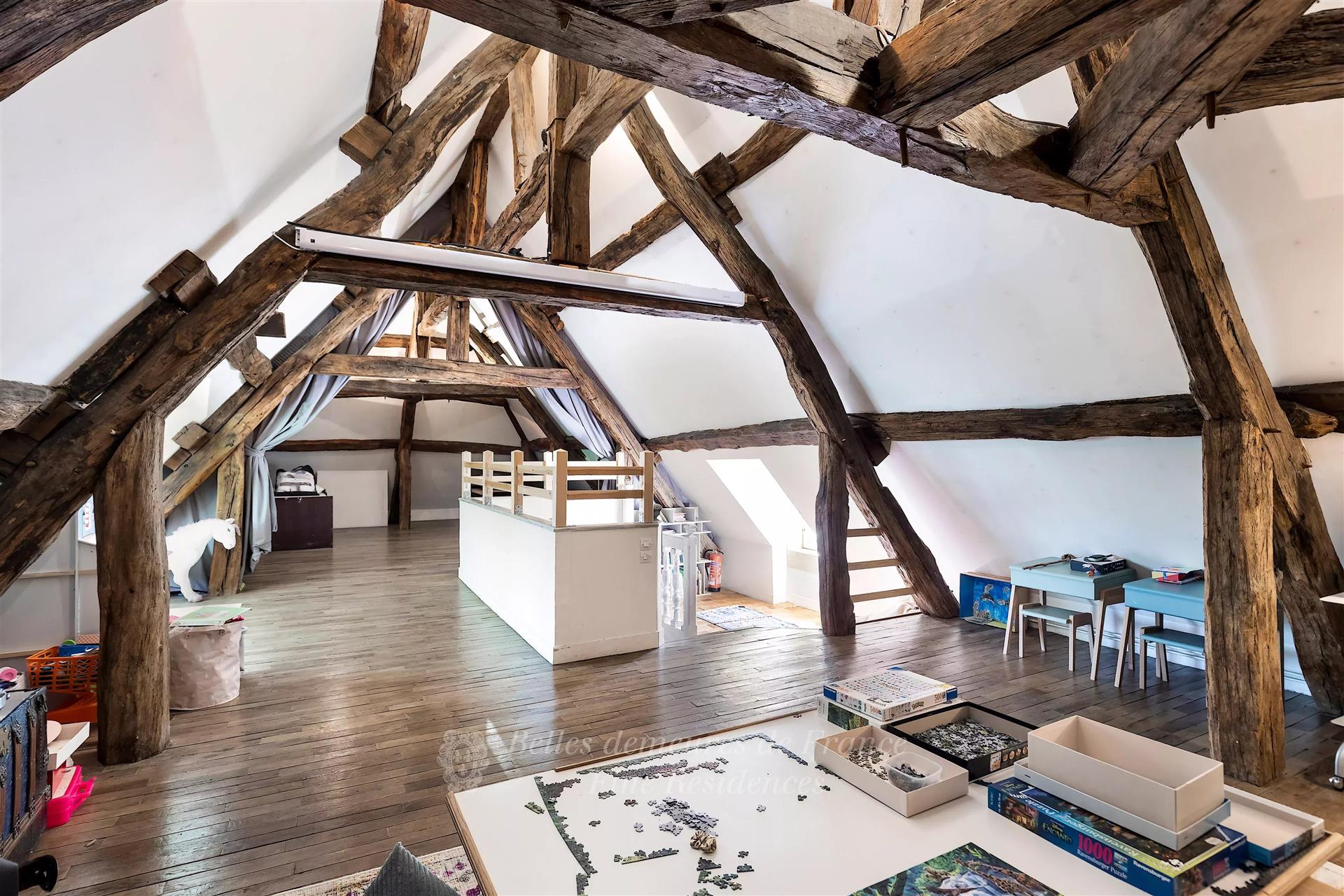 La Roche Guyon – An elegant partially listed 17th century property