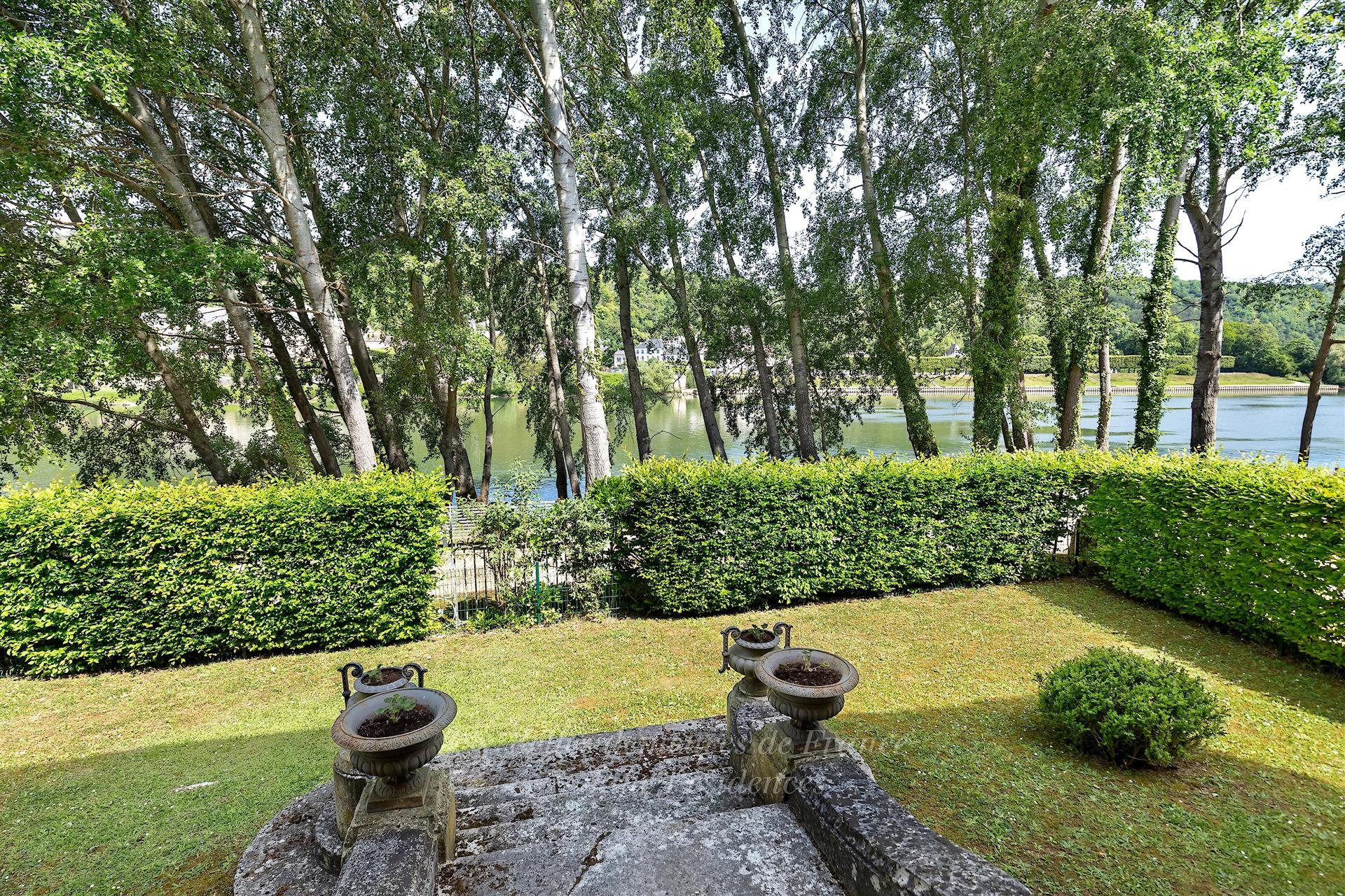 La Roche Guyon – An elegant partially listed 17th century property