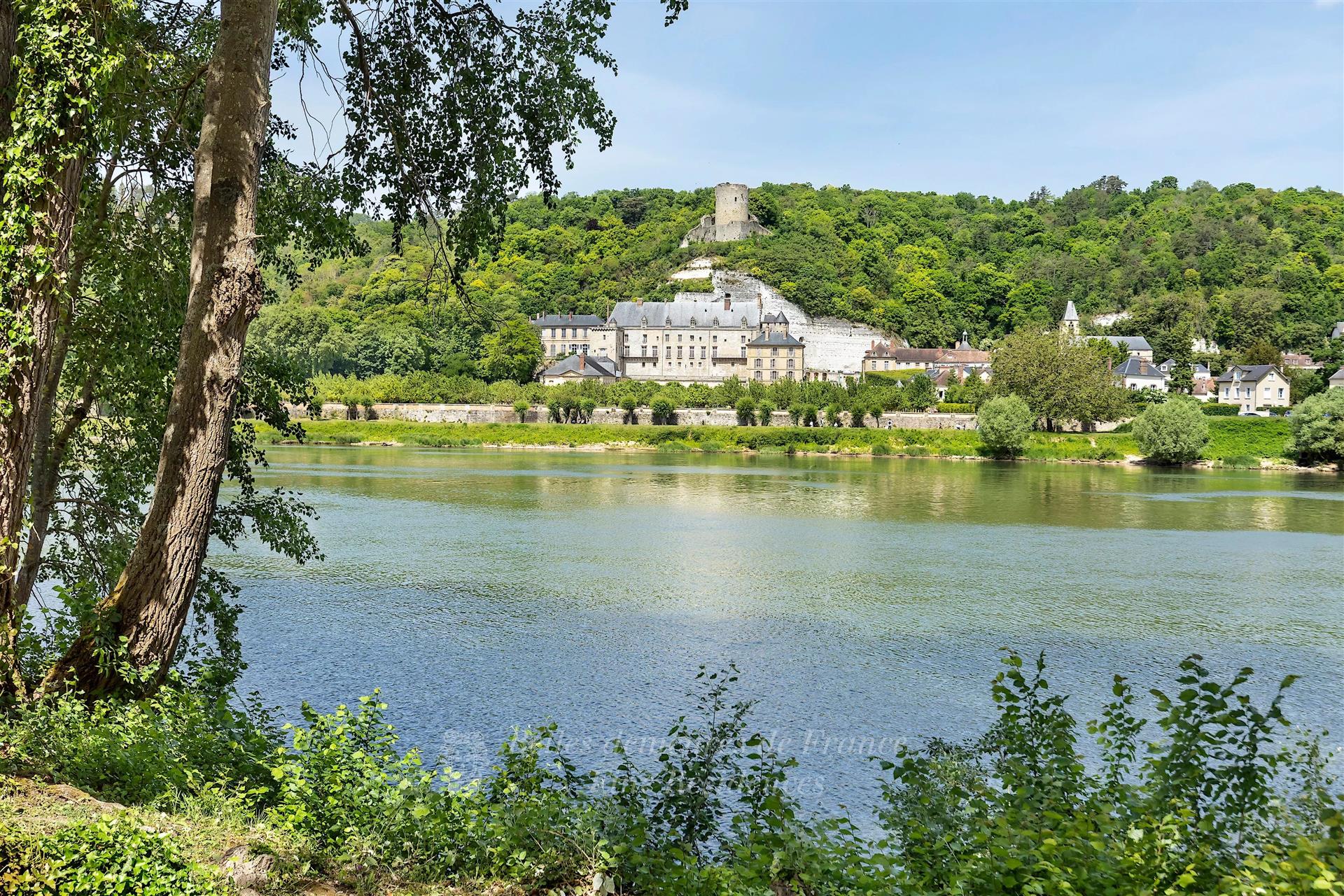 La Roche Guyon – An elegant partially listed 17th century property