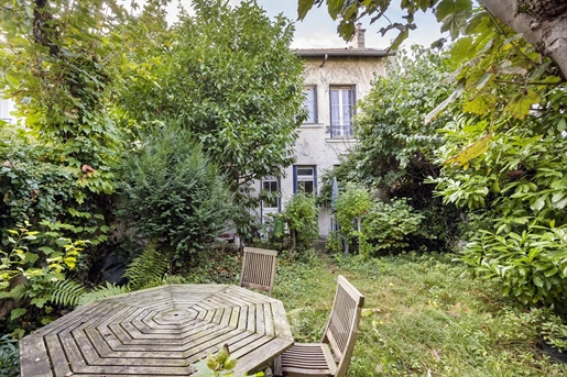 Paris 13th District – A detached period property with a garden
