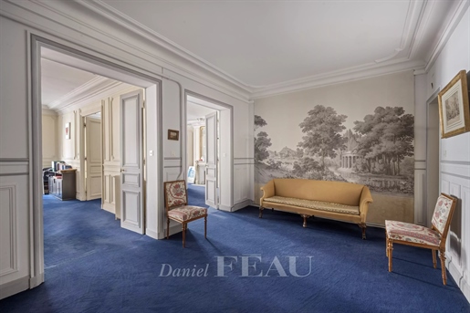 Paris 7th District – A spacious 5-room apartment