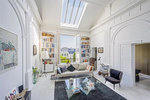 Paris 6th District – Beaux- Arts - 3-bed workshop-style apartment