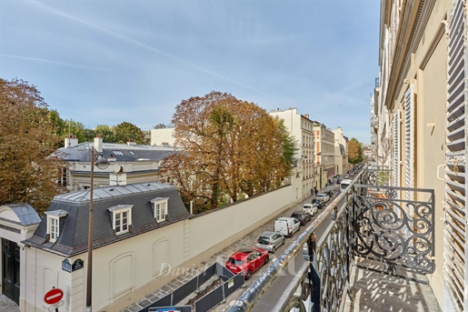 Paris VIIe - Bon Marché - Appartement avec vues et balcon filant.