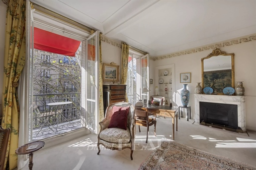 Paris 7º Distrito – Um elegante apartamento de 3 camas com varanda