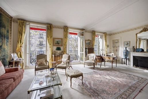 Paris 7º Distrito – Um elegante apartamento de 3 camas com varanda