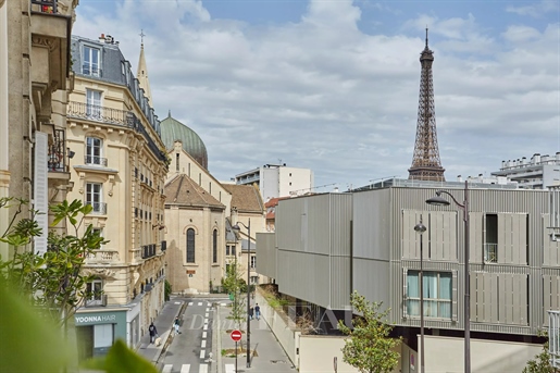 Paris 15th District –Motte Picquet/ Champ de Mars neighbourhood, on the edge of the 7th District. A