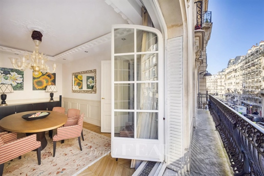 Paris 7th District – An elegant 2-bed apartment with a balcony