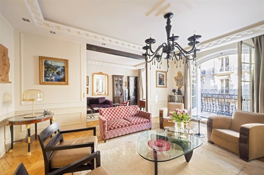Paris 7. Arrondissement – Ein elegantes 2-Bett-Apartment mit Balkon