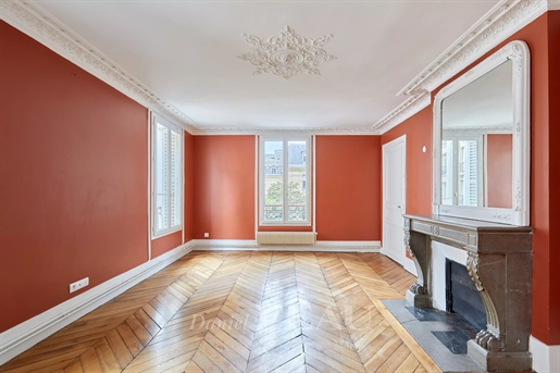 Paris 8th District – An elegant 4-bed apartment