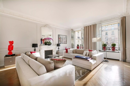 Paris 8. Arrondissement – Ein außergewöhnliches 3-Bett-Apartment in bester Lage