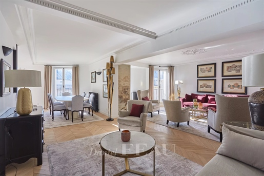Paris 8th District – A renovated apartment in a prime location