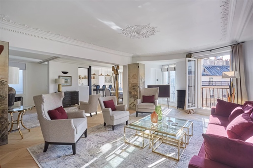 Paris 8º Distrito – Um apartamento renovado em uma localização privilegiada