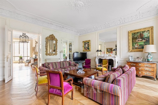Parijs 8e arrondissement – Een prachtig appartement met 3 slaapkamers op een toplocatie