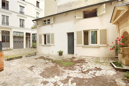 Paris 9th District – In a courtyard and with great potential