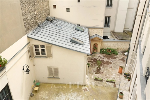 Paris 9th District – In a courtyard and with great potential