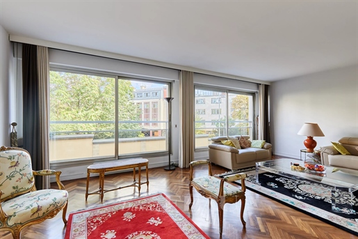Paris 16th District – A bright 4-bed apartment