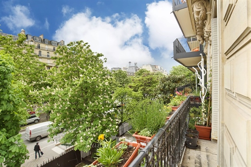 Paris 16th District – A sunny apartment oozing with period charm.