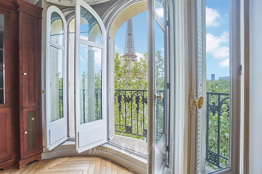 Paris 16th District – A unique panoramic view of Eiffel Tower and Seine, magnificent 3-bed apartment