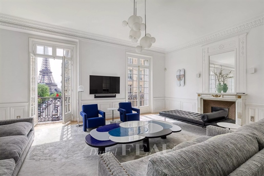 Paris 16th District – Un apartament elegant cu 4 paturi cu vedere la Turnul Eiffel