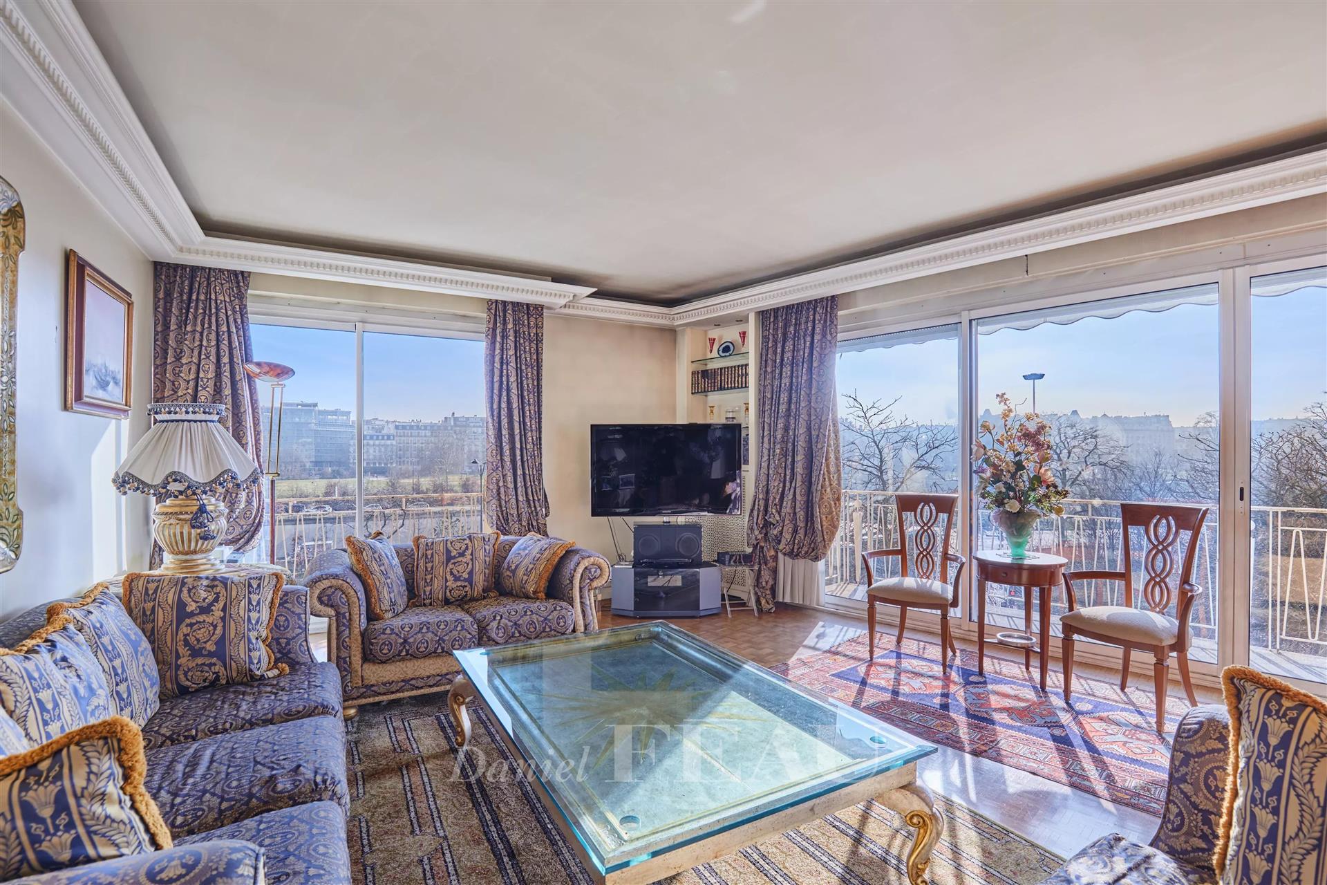 Paris 16th District – A 2-bed apartment enjoying open views