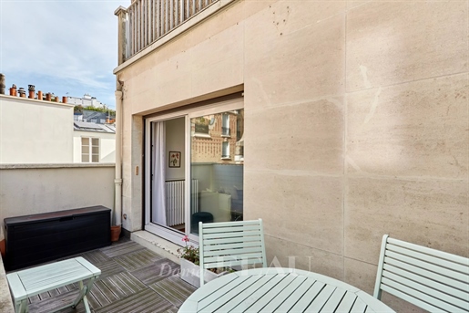 Paris 16th District – A syudio apartment with a terrace