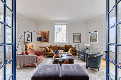 Paris 17th District – A bright and elegant 3-bed apartment