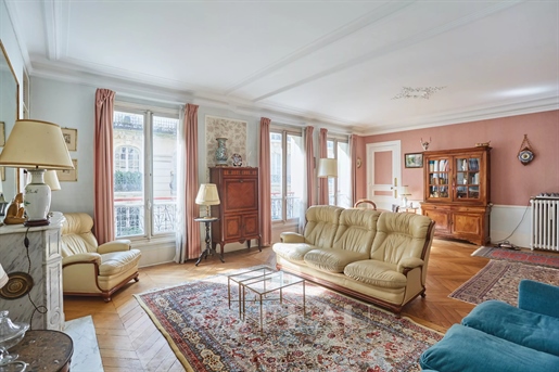 Paris 8th District – A 3-bed apartment to renovate