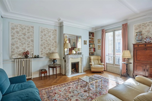 Paris 8th District – A 3-bed apartment to renovate