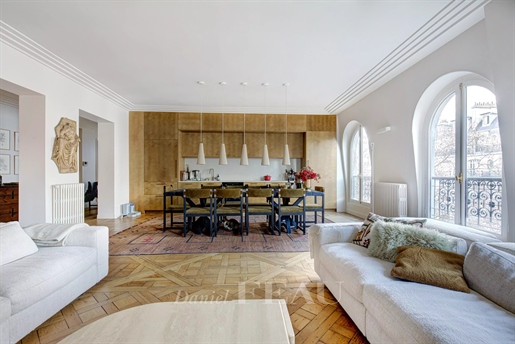 Paris 17th District – An elegant 3-bed apartment