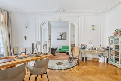 Paris 17th District – A spacious 4-bed apartment