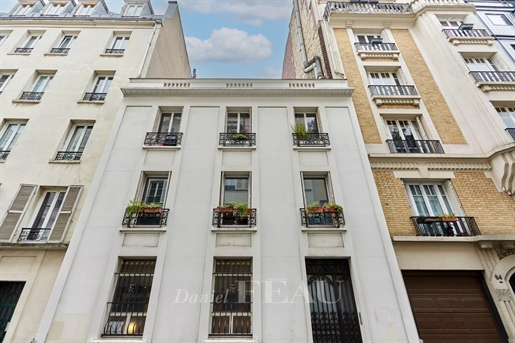 Paris 17th District – A period Town House with great potential