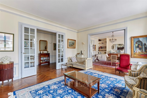 Paris 7th District – A 3-bed apartment with a balcony
