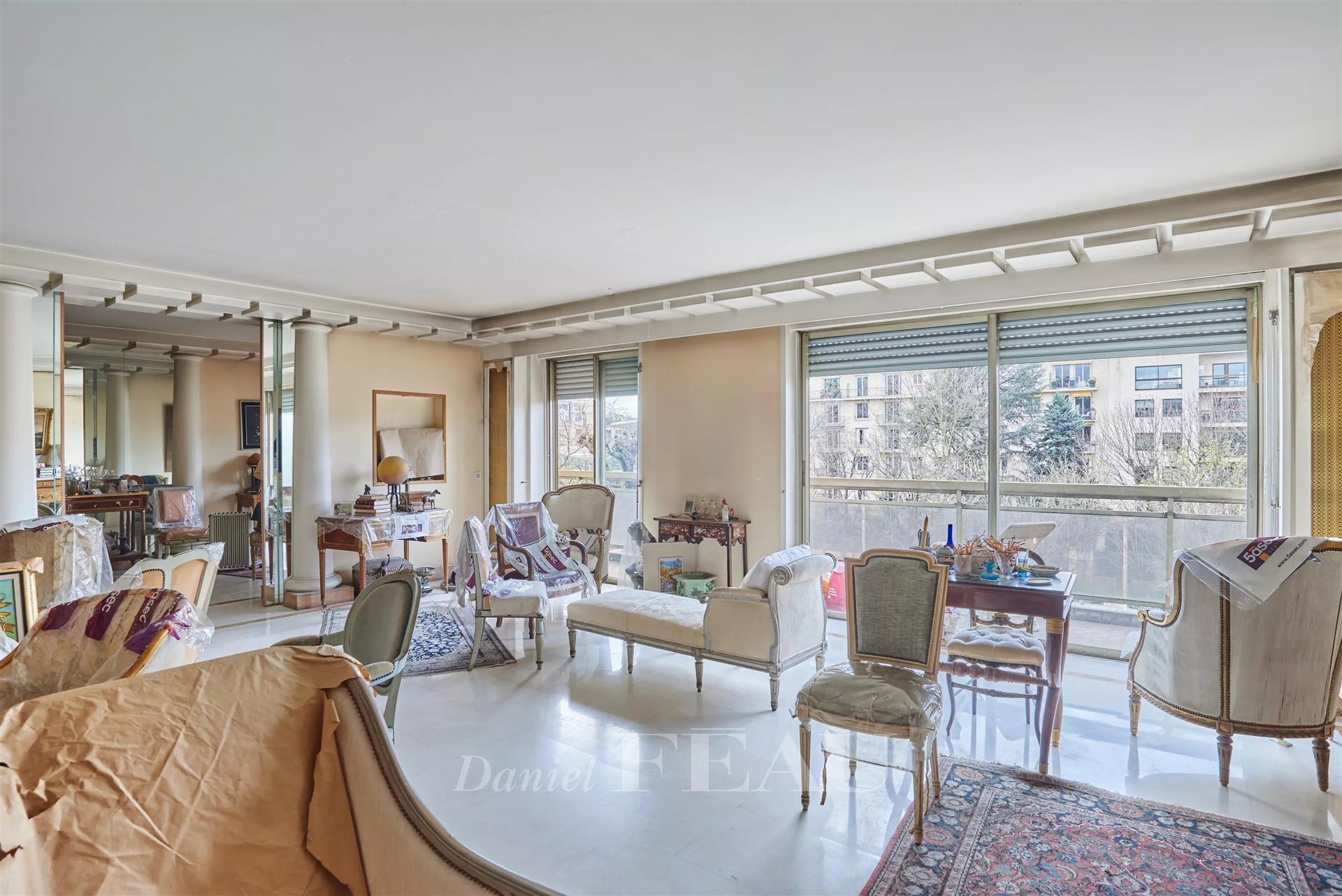 Neuilly-Sur-Seine - A bright 3-bed apartment