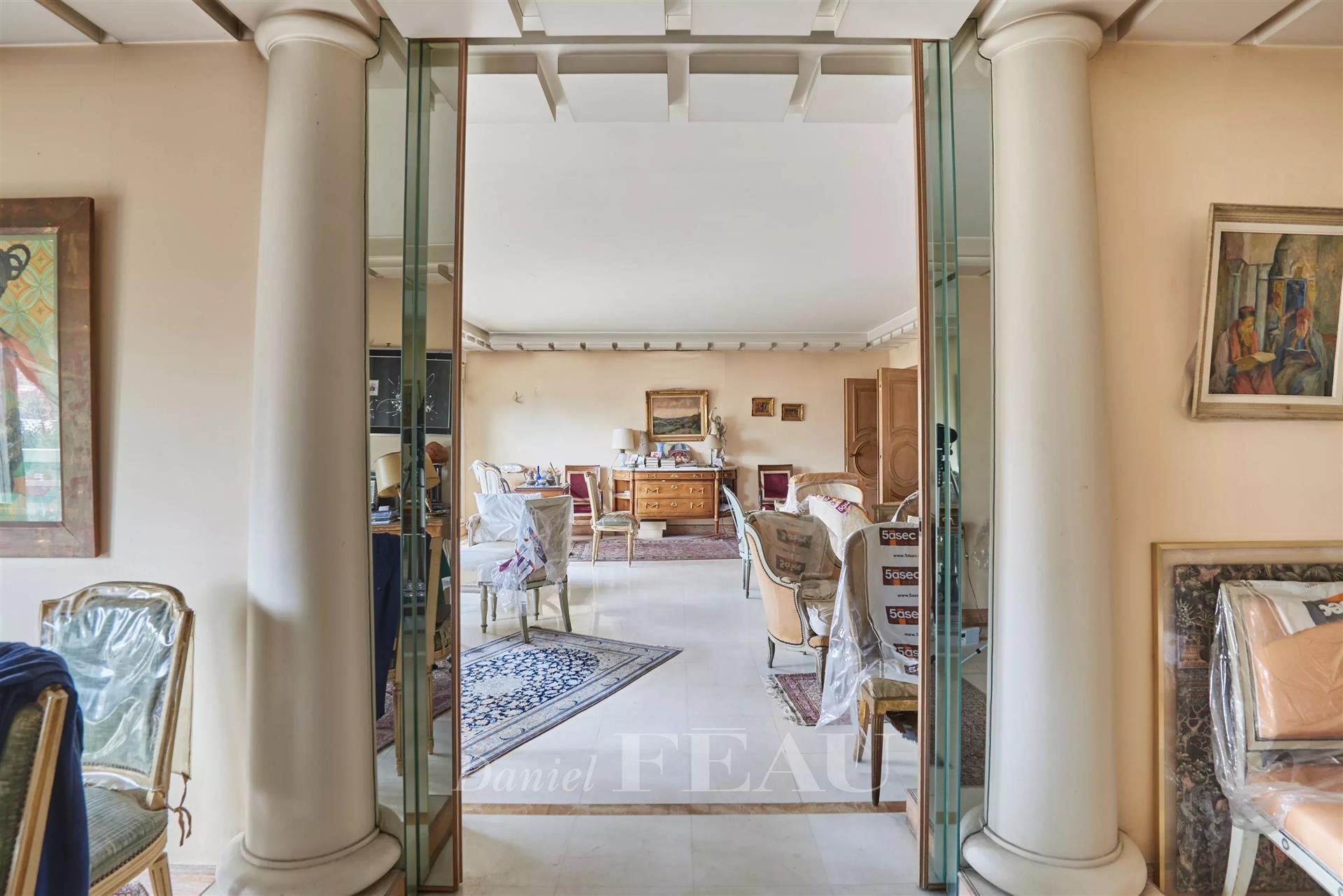 Neuilly-Sur-Seine - A bright 3-bed apartment