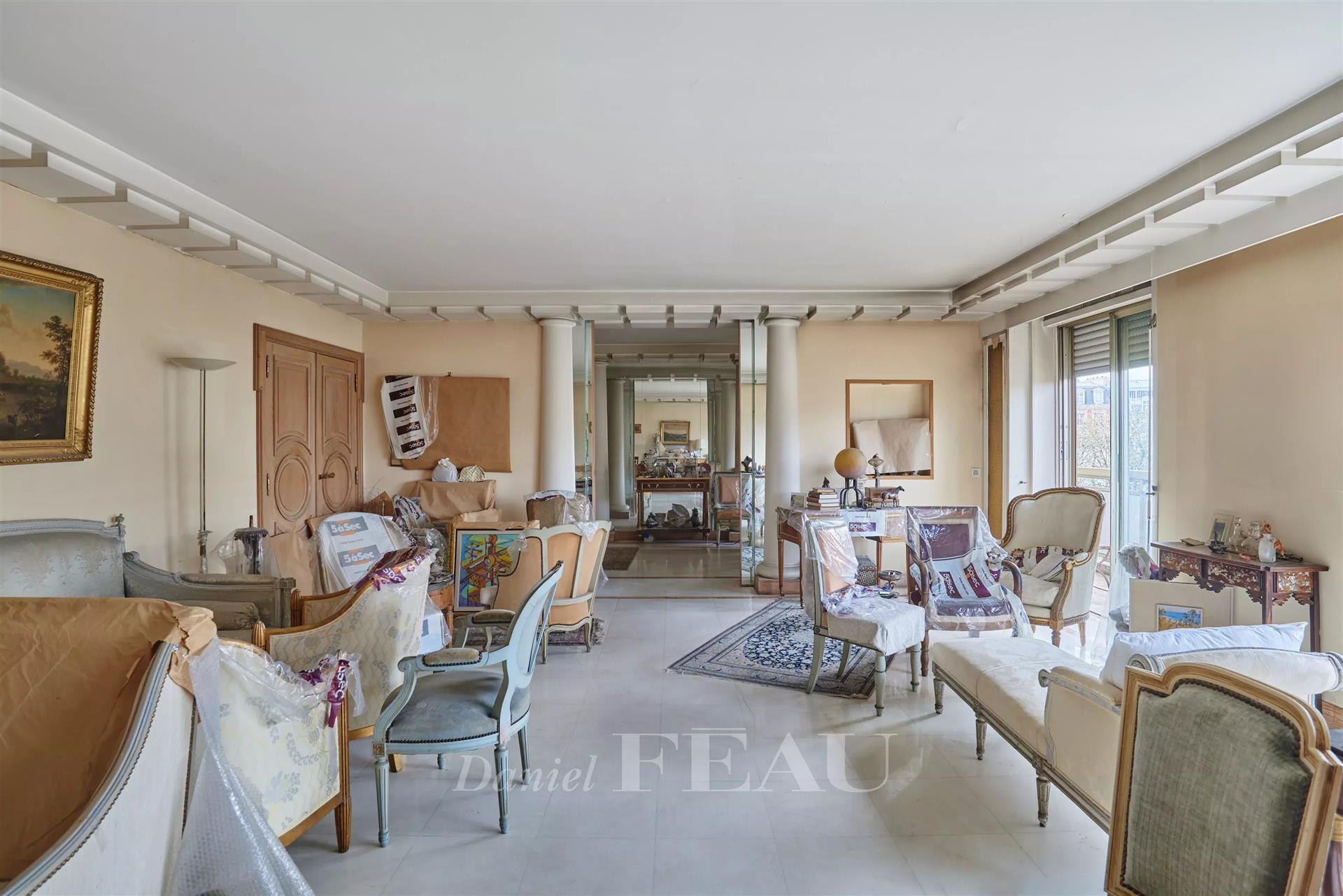 Neuilly-Sur-Seine - A bright 3-bed apartment