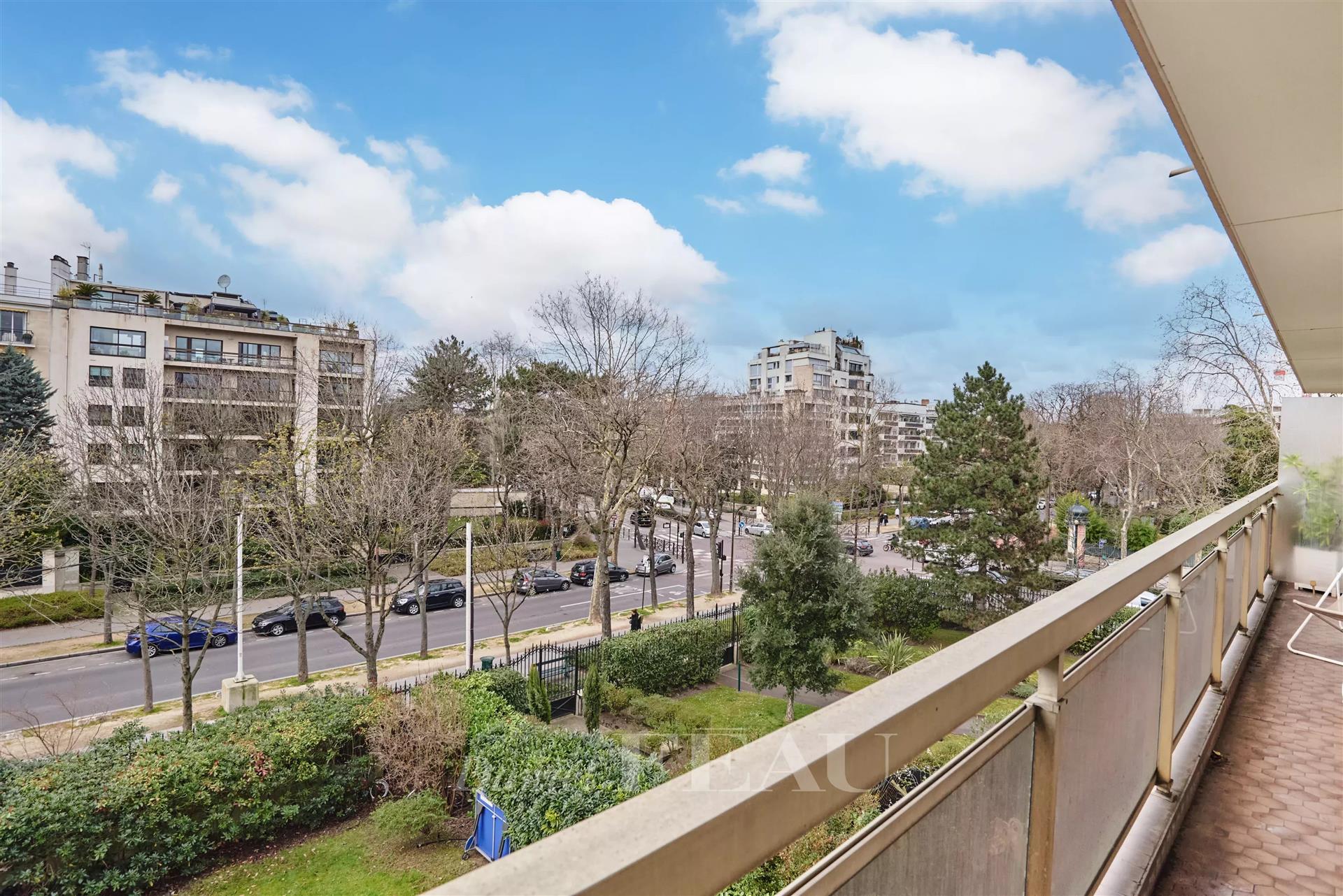 Neuilly-Sur-Seine - A bright 3-bed apartment