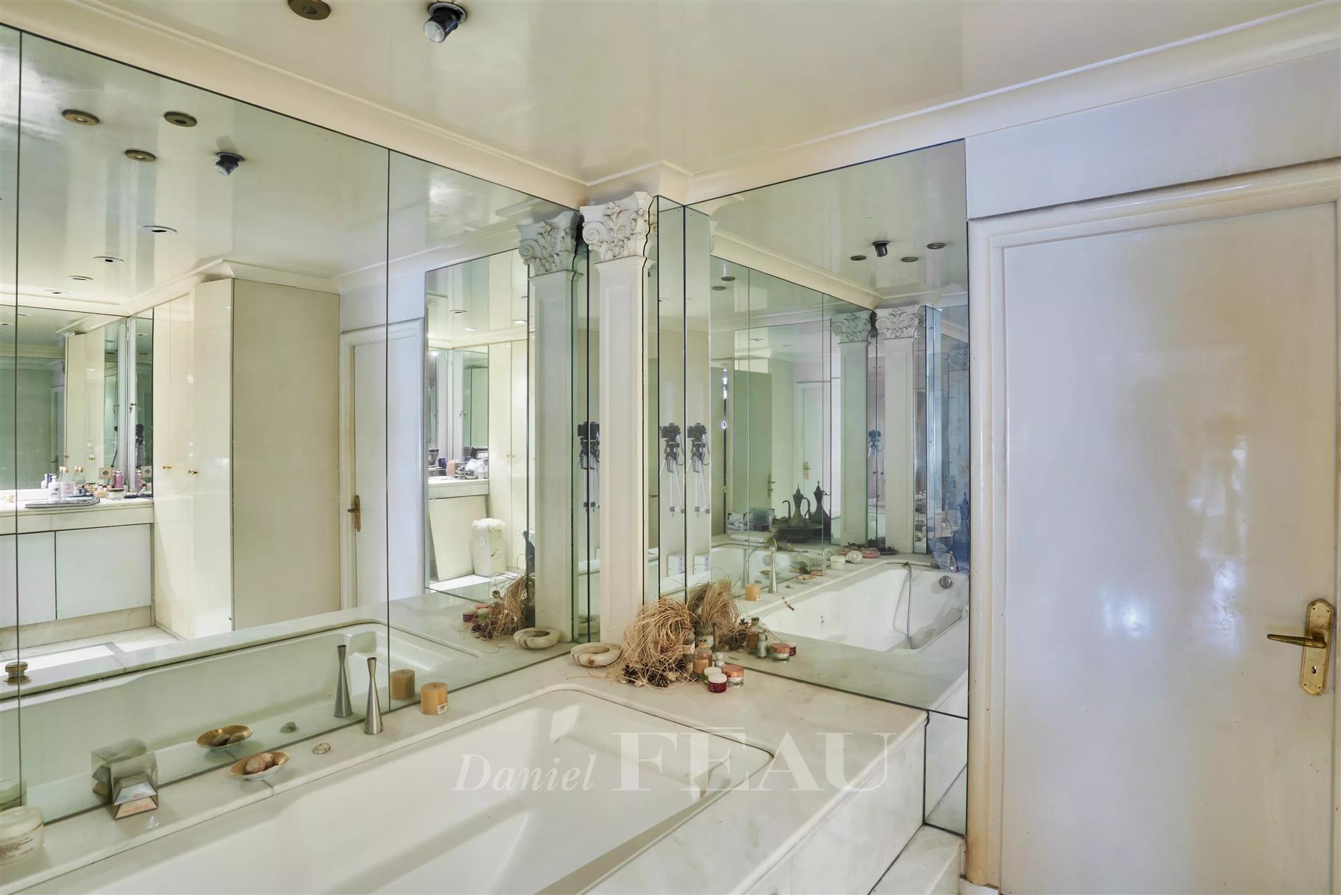 Neuilly-Sur-Seine - A bright 3-bed apartment