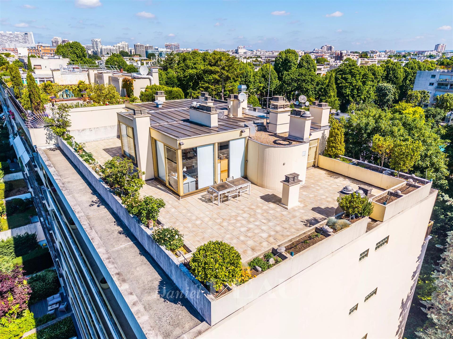 Neuilly-Sur-Seine - An elegant 4-bed apartment with a superb terrace