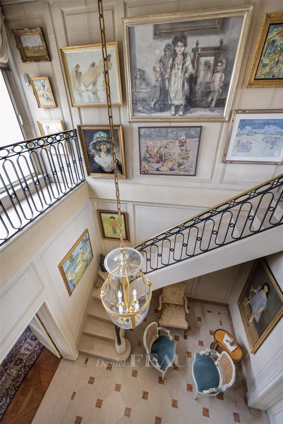 Neuilly-Sur-Seine - An elegant 4-bed apartment with a superb terrace