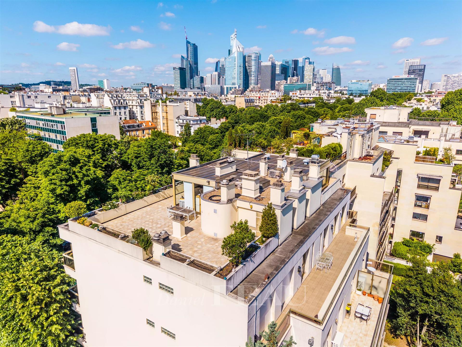 Neuilly-Sur-Seine - An elegant 4-bed apartment with a superb terrace
