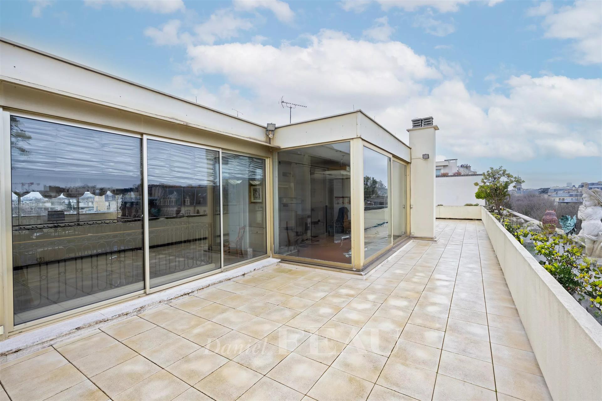 Neuilly-Sur-Seine - An elegant 4-bed apartment with a superb terrace