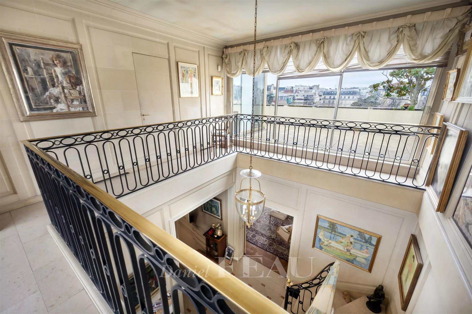 Neuilly-Sur-Seine - An elegant 4-bed apartment with a superb terrace