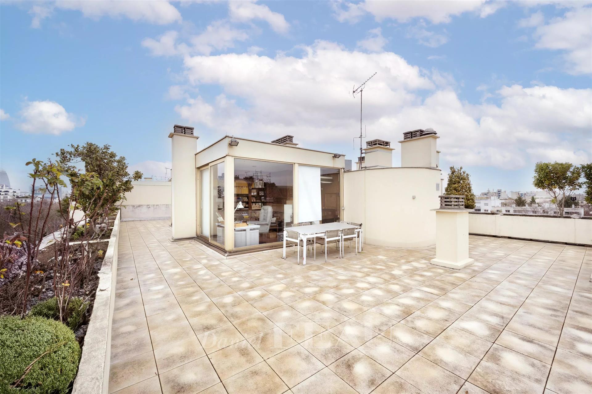 Neuilly-Sur-Seine - An elegant 4-bed apartment with a superb terrace
