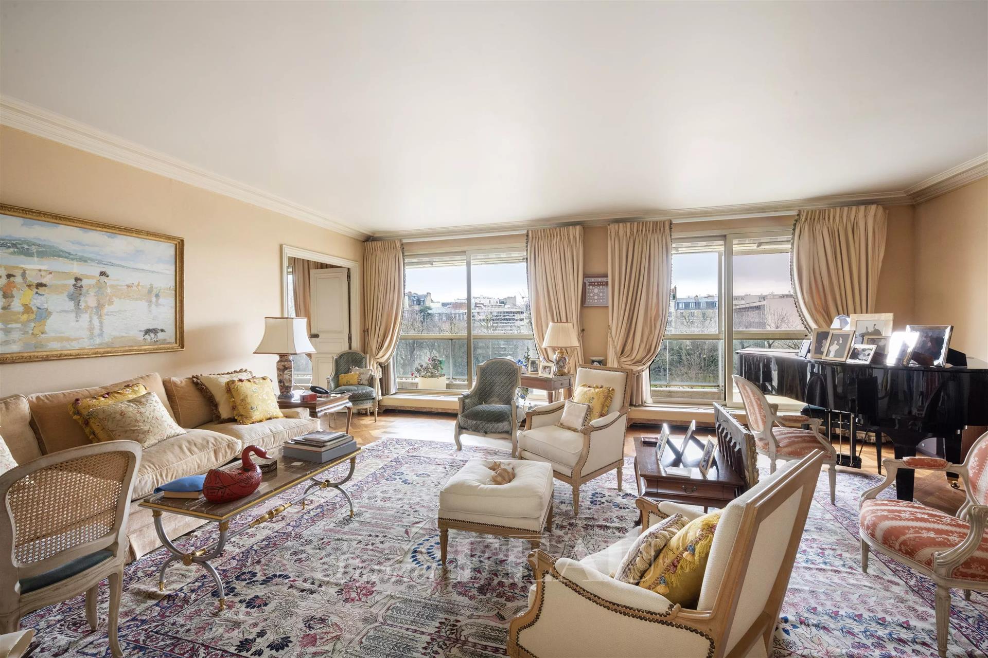 Neuilly-Sur-Seine - An elegant 4-bed apartment with a superb terrace