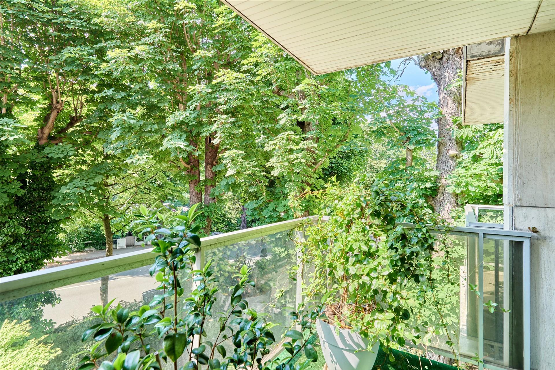 Neuilly Saint James - A 3-bed apartment with a balcony and terrace