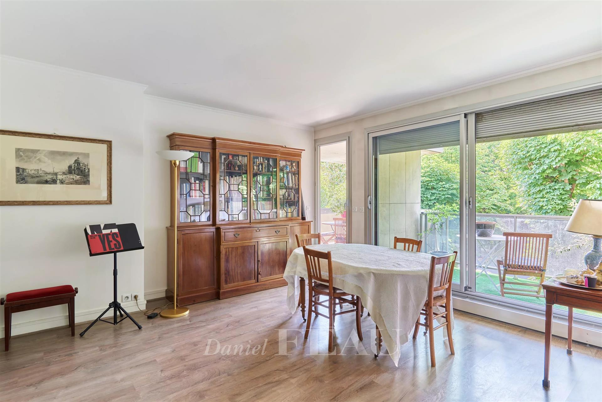 Neuilly Saint James - A 3-bed apartment with a balcony and terrace